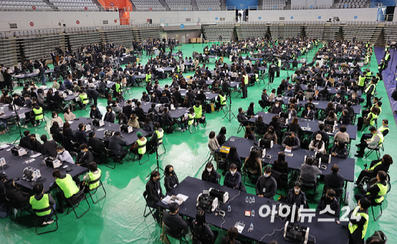 28일 서울 송파구 올림픽공원 핸드볼경기장에서 이태한 선거관리위원회 특별검사팀 관계자, 사무원, 참관단이 6·3 지방선거 투표용지 공개검증을 준비하고 있다. [사진=사진공동취재단 ]