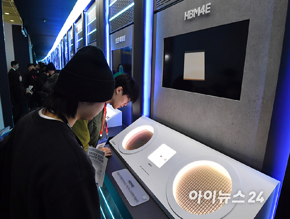 10월 14일 서울 강남구 코엑스에서 열린 제28회 반도체대전(SEDEX 2026)의 삼성전자 부스에 차세대 고대역폭 메모리(HBM)인 HBM4E(7세대)가 전시돼 있다. [사진=곽영래 기자]