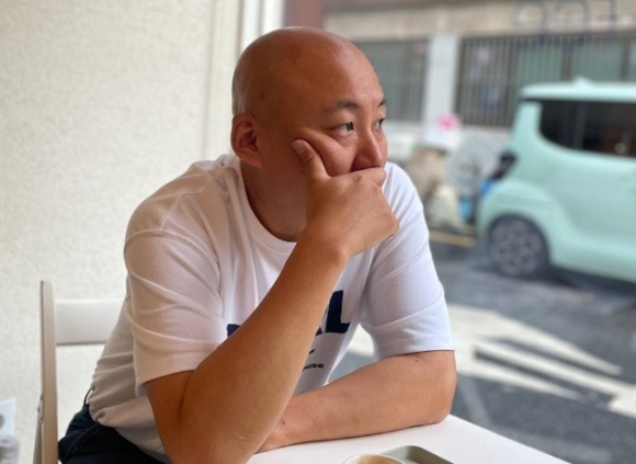 웹툰 작가 주호민 씨 부부가 유튜브 채널 '뻑가' 운영자 박모 씨를 상대로 제기한 명예훼손 손해배상 소송 1심에서 패소했다. 사진은 주 씨. [사진=주호민 인스타그램]