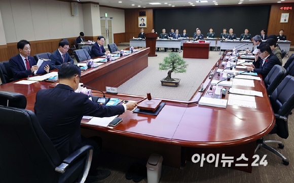 30일 국방방첩본부에서 열린 국회 정보위원회의 국방방첩본부에 대한 국정감사에 앞서 이양수 정보위원장과 여야 감사위원, 편무삼 국방방첩본부장 등이 기념촬영을 하고 있다. [사진=국회사진기자단]