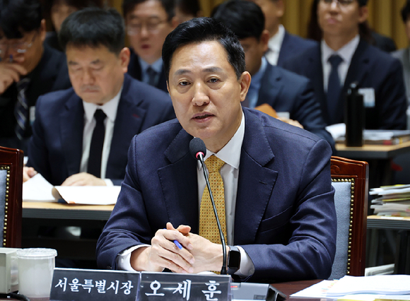 더불어민주당 '오세훈 한강버스 비리 은폐 진상조사단' 단장인 박주민 민주당 의원이 29일 오세훈 서울시장을 공직선거법상 허위사실 공표 혐의로 서울경찰청에 고발한 후 고발 취지를 설명하고 있다. [사진=박주민 의원실]