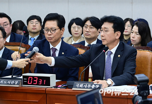 고용진 국회사무총장이 30일 오전 서울 여의도 국회에서 열린 국회 운영위원회의 국회사무처 등에 대한 2026년도 국정감사에서 질의응답을 하는 중 마이크를 교체하자 한 의원이 "국회 운영비 올릴려고 하는거 아니냐"라는 농담을 하자 환하게 웃고 있다. [사진=정소희 기자]