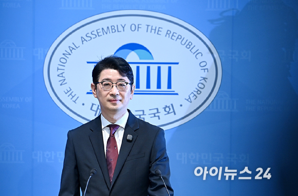주진우 국민의힘 의원이 27일 서울 여의도 국회 소통관에서 김혜경 여사의 '황제골프' 의혹 관련 특별감찰관 골프 조사 촉구 기자회견을 하고 있다. [사진=곽영래 기자]