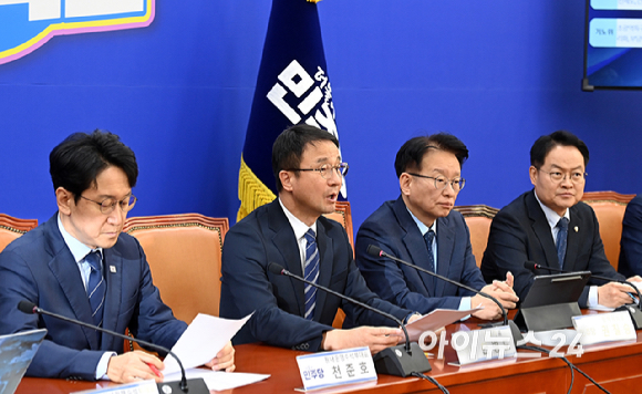 한병도 더불어민주당 원내대표가 27일 서울 여의도 국회에서 열린 국정감사대책회의에서 발언하고 있다. [사진=곽영래 기자]