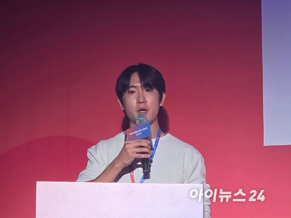정윤호 넥슨 AI본부 선행데이터기술팀 엔지니어가 27일 열린 'Games on AWS 2026'에서 AI 기억 엔진 '라이브 메모리(Live Memory)'에 설명하고 있다. [사진=곽민구 기자]