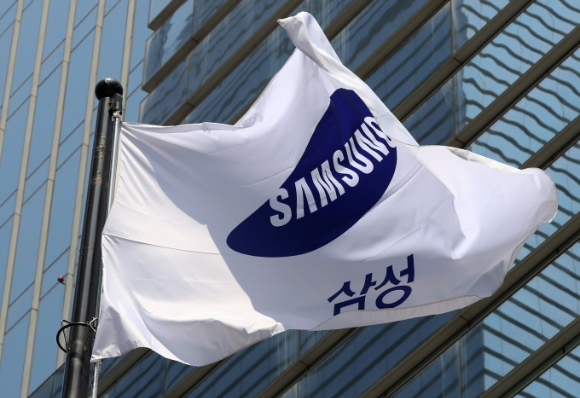 지난 10월 14일 서울 강남구 코엑스에서 열린 제28회 반도체대전(SEDEX 2026)의 삼성전자 부스에 차세대 고대역폭 메모리(HBM)인 HBM4E(7세대)가 전시돼 있다. [사진=곽영래 기자]