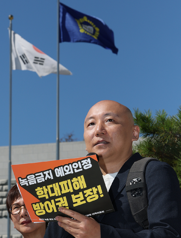 웹툰 작가 주호민 씨 부부가 유튜브 채널 '뻑가' 운영자 박모 씨를 상대로 제기한 명예훼손 손해배상 소송 1심에서 패소했다. 사진은 주 씨. [사진=주호민 인스타그램]