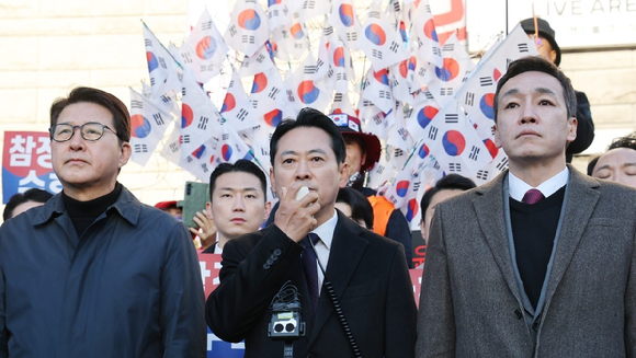 국민의힘 장동혁 대표가 28일 6·3 지방선거 투표용지 부족 사태 등을 수사하는 이태한 선거관리위원회 특별검사팀의 서울 잠실 올림픽 공원 투표지 공개검증 현장을 찾아 기자회견을 하고 있다. 2026.10.28 [사진=연합뉴스]