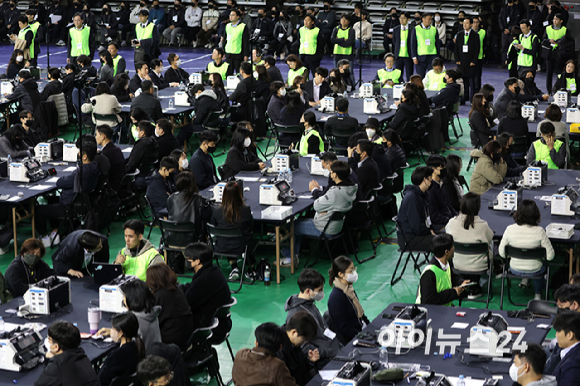 28일 서울 송파구 올림픽공원 핸드볼경기장에서 이태한 선거관리위원회 특별검사팀 관계자, 사무원, 참관단이 6·3 지방선거 투표용지 공개검증을 준비하고 있다. [사진=사진공동취재단 ]