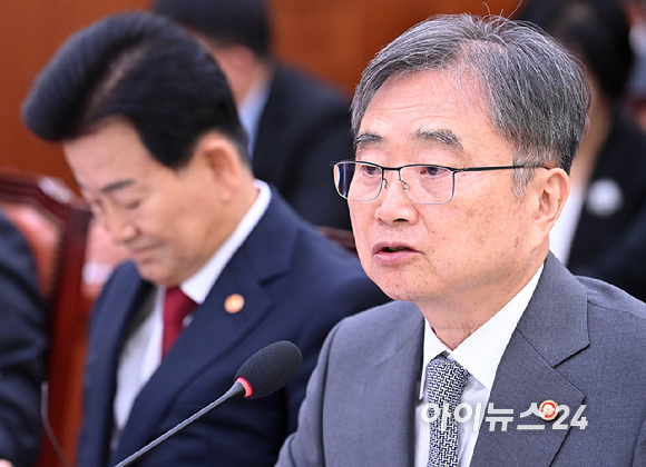 조현 외교부 장관이 27일 국회 외교통일위원회에서 열린 외교부, 통일부 등에 대한 종합감사에서 질의에 답변하고 있다. [사진=곽영래 기자]