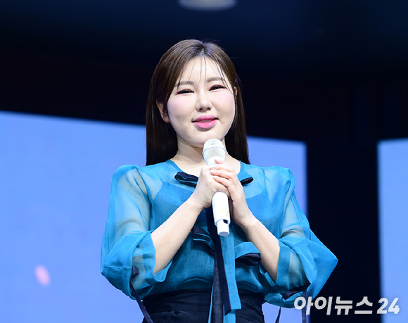 가수 송가인이 지난해 2월 11일 오후 서울 강서구 등촌동 스카이아트홀에서 열린 정규 4집 '가인;달' 발매 기념 쇼케이스에 참석해 타이틀곡 '아사달' 무대를 선보이고 있다. [사진=정소희 기자]