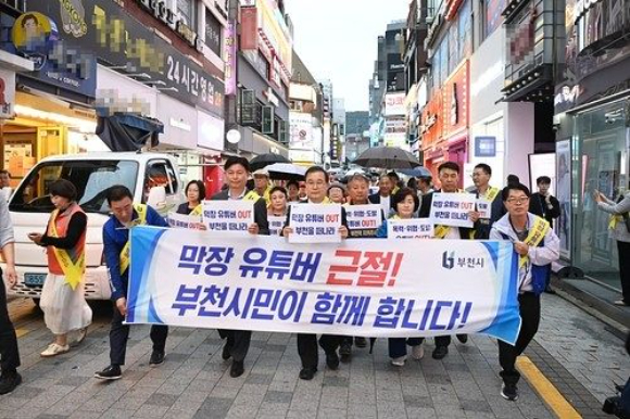 이른바 '막장 유튜버'들의 기행으로 경기 부천시 부천역이 몸살을 앓는 가운데, 유튜버들이 부천역 일대에서 서로에게 침을 뱉고 때리는 영상이 나돌고 있어 또다시 논란이다. 영상은 사회관계망서비스 X 캡처. [영상=X@Familiy_LEE]