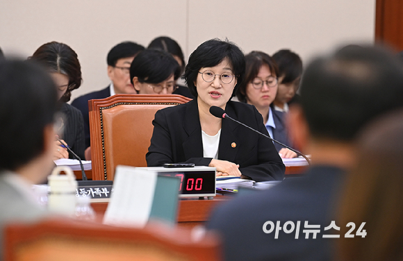 원민경 성평등가족부 장관이 28일 서울 여의도 국회애서 열린 성평등가족위원회의 성평등가족부 등에 대한 국정감사에서 질의에 답변하고 있다. [사진=곽영래 기자]