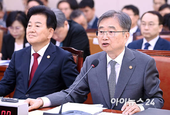 조현 외교부 장관이 27일 국회 외교통일위원회에서 열린 외교부, 통일부 등에 대한 종합감사에서 질의에 답변하고 있다. [사진=곽영래 기자]