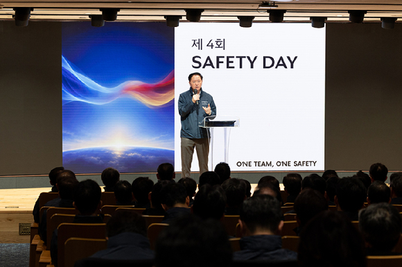 우기홍 대한항공 대표이사 부회장아 30일 '세이프티 데이(Safety Day)' 행사에 앞서 개회사를 하고있다. [사진=대한항공]