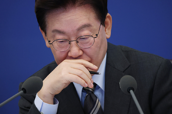 이재명 대통령이 27일 청와대에서 열린 국무회의에서 생각에 잠긴 듯한 표정을 짓고 있다. 2026.10.27 [사진=연합뉴스]