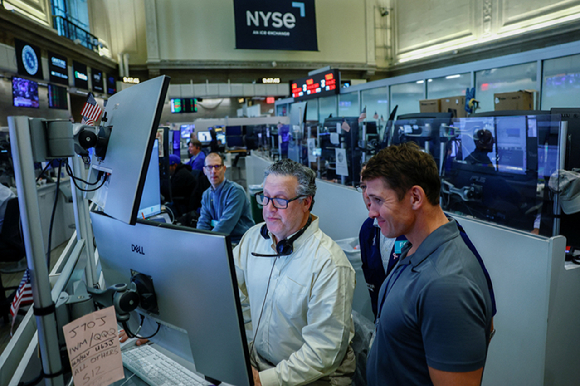 미국 뉴욕증권거래소(NYSE) 트레이더들이 거래 상황을 살펴보고 있다. [사진=연합뉴스]