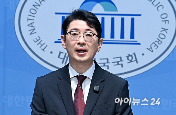 주진우 국민의힘 의원이 27일 서울 여의도 국회 소통관에서 김혜경 여사의 '황제골프' 의혹 관련 특별감찰관 골프 조사 촉구 기자회견을 하고 있다. [사진=곽영래 기자]
