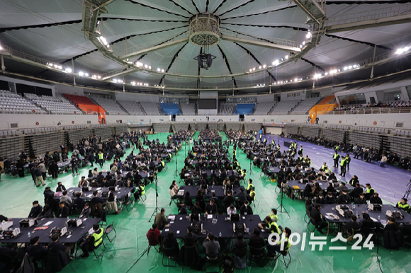 28일 서울 송파구 올림픽공원 핸드볼경기장에서 이태한 선거관리위원회 특별검사팀 관계자, 사무원, 참관단이 6·3 지방선거 투표용지 공개검증을 준비하고 있다. [사진=사진공동취재단 ]