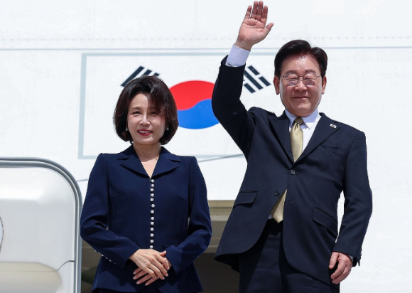 멕시코 국빈방문을 마친 이재명 대통령과 김혜경 여사가 26일(현지시간) 멕시코시티 펠리페 앙헬레스 국제공항 공군 1호기에서 환송객에게 인사하고 있다. [사진=연합뉴스]