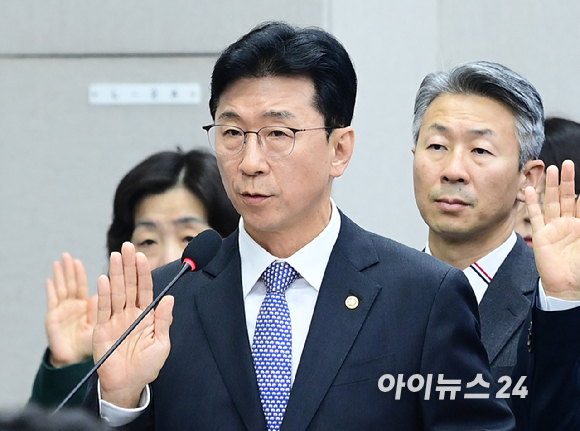 고용진 국회사무총장이 30일 오전 서울 여의도 국회에서 열린 국회 운영위원회의 국회사무처 등에 대한 2026년도 국정감사에서 업무보고를 하고 있다. [사진=정소희 기자]