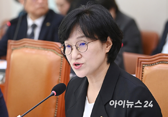 원민경 성평등가족부 장관이 28일 서울 여의도 국회애서 열린 성평등가족위원회의 성평등가족부 등에 대한 국정감사에서 질의에 답변하고 있다. [사진=곽영래 기자]