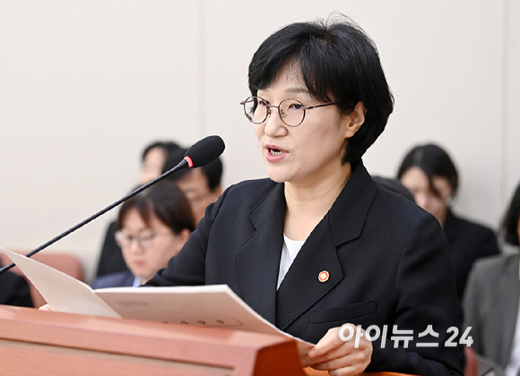원민경 성평등가족부 장관이 28일 서울 여의도 국회애서 열린 성평등가족위원회의 성평등가족부 등에 대한 국정감사에서 업무보고를 하고 있다. [사진=곽영래 기자]
