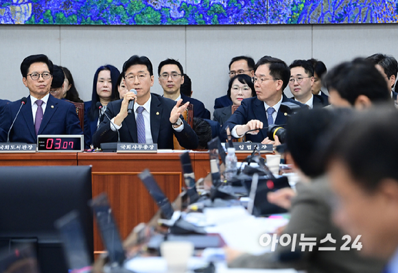 고용진 국회사무총장이 30일 오전 서울 여의도 국회에서 열린 국회 운영위원회의 국회사무처 등에 대한 2026년도 국정감사에서 질의응답을 하고 있다. [사진=정소희 기자]