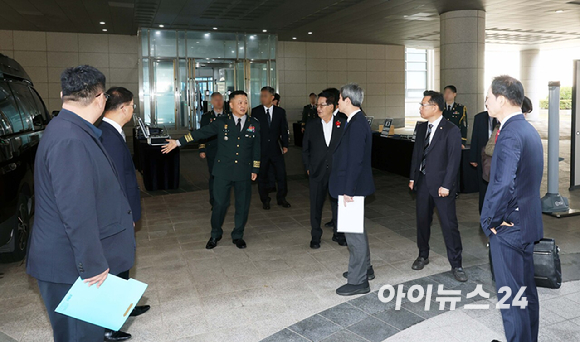 30일 국방방첩본부에서 열린 국회 정보위원회의 국방방첩본부에 대한 국정감사에 앞서 이양수 정보위원장과 여야 감사위원, 편무삼 국방방첩본부장 등이 기념촬영을 하고 있다. [사진=국회사진기자단]