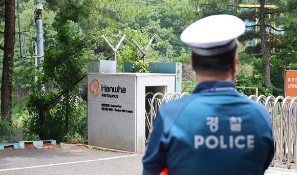 지난 6월 1일 오전 대전 유성구 외삼동 한화에어로스페이스 대전사업장에서 폭발 사고가 나 경찰이 사업장 정문 앞에서 통제 중이다.[사진=연합뉴스]