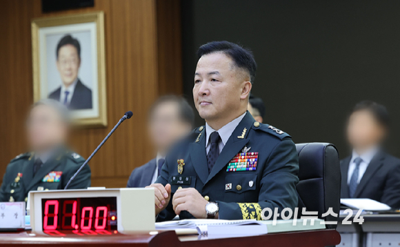 국방방첩본부장인 편무삼 소장이 30일 경기 과천시 국방방첩본부에서 열린 국회 정보위원회의 국방방첩본부에 대한 국정감사에 출석하고 있다. [사진=국회사진기자단]