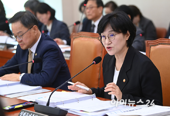 원민경 성평등가족부 장관이 28일 서울 여의도 국회애서 열린 성평등가족위원회의 성평등가족부 등에 대한 국정감사에서 질의에 답변하고 있다. [사진=곽영래 기자]