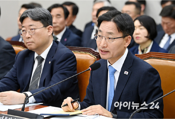 임광현 대통령비서실장이 29일 서울 여의도 국회 국회운영위원회에서 열린 대통령비서실, 국가안보실 등에 대한 국정감사에 출석해 질의에 답변하고 있다. [사진=곽영래 기자]