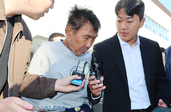 인천 한 대형 상업시설에서 흉기를 휘둘러 시민 10명을 살해하려 한 혐의로 구속된 최충락(59)이 지난 23일 오전 인천 남동경찰서에서 인천지방공소청으로 송치되고 있다. [사진=연합뉴스]
