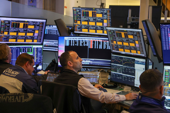 미국 뉴욕증권거래소(NYSE) 트레이더들이 업무를 보고 있다. [사진=연합뉴스]