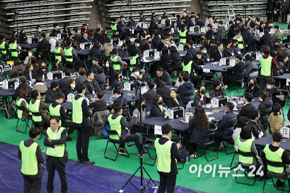28일 서울 송파구 올림픽공원 핸드볼경기장에서 이태한 선거관리위원회 특별검사팀 관계자, 사무원, 참관단이 6·3 지방선거 투표용지 공개검증을 준비하고 있다. [사진=사진공동취재단 ]