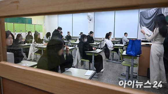 2026학년도 대학수학능력시험일이었던 지난해 11월 13일, 서울 광진구 광남고등학교에서 수험생들이 시험 시작을 기다리고 있다. [사진=사진공동취재단]