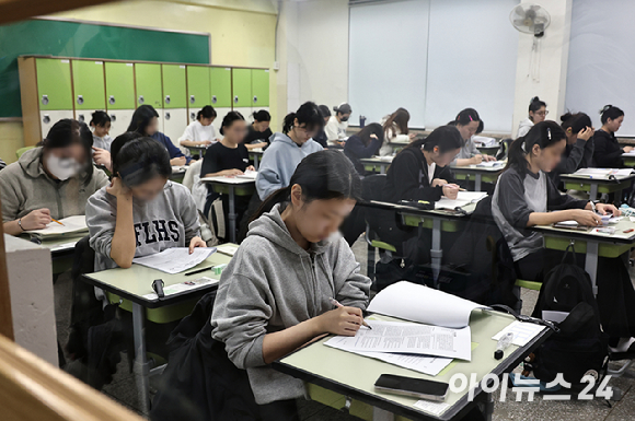 2026학년도 대학수학능력시험일이었던 지난해 11월 13일, 서울 광진구 광남고등학교에서 수험생들이 시험 시작을 기다리고 있다. [사진=사진공동취재단]