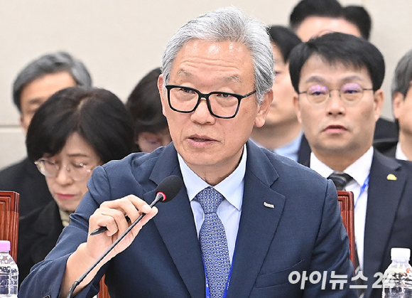 이상중 한국인터넷진흥원 원장이 15일 서울 여의도 국회에서 열린 과학기술정보방송통신위원회의 정보통신산업진흥원 등에 대한 국정감사에서 질의에 답변하고 있다. [사진=곽영래 기자]