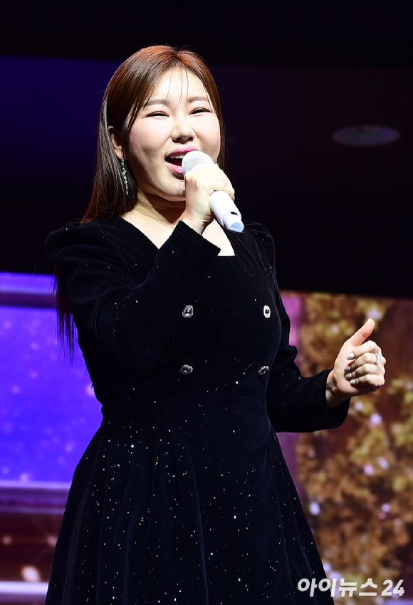가수 송가인이 지난해 2월 11일 오후 서울 강서구 등촌동 스카이아트홀에서 열린 정규 4집 '가인;달' 발매 기념 쇼케이스에 참석해 타이틀곡 '아사달' 무대를 선보이고 있다. [사진=정소희 기자]