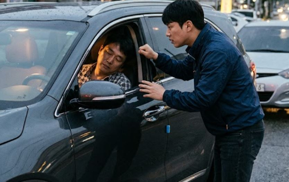 도로에서 잠을 자던 음주운전자가 자신을 깨운 시민을 차에 매달고 질주했다가 경찰에 붙잡혔다. 본 기사와 무관한, AI 생성 이미지. [사진=제미나이 생성 이미지]