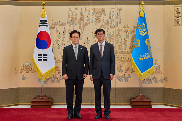 이재명 대통령이 30일 청와대에서 최길수 특별감찰관에게 임명장을 수여한 뒤 기념촬영을 하고 있다. 2026.10.30 [청와대 제공. 재판매 및 DB 금지] [사진=연합뉴스]