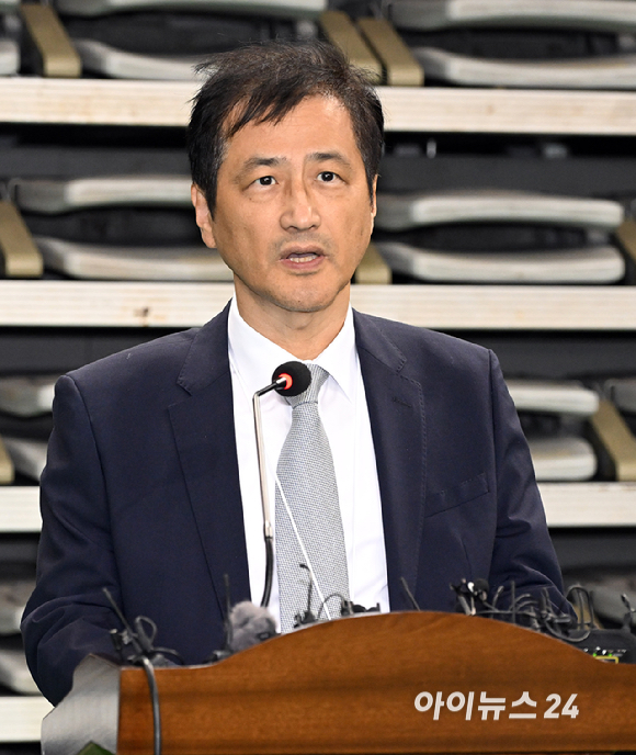 이태한 선거관리위원회 특별검사가 28일 6.3 지방선거 투표용지 공개 검증을 위해 서울 올림픽공원 핸드볼경기장에서 기자회견을 갖고 있다. [사진=사진공동취재단 ]