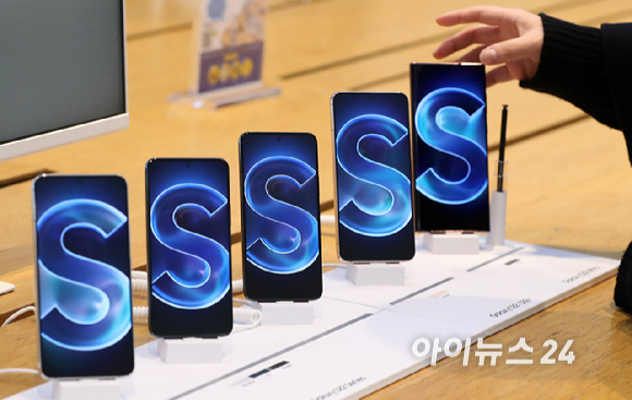 2022년 2월 10일 서울 서초구 삼성 딜라이트에 갤럭시 S22 시리즈 총 3종 (기본형·플러스·울트라)이 전시되고 있다. [사진=정소희 기자]