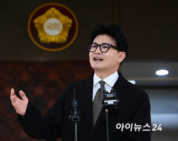 한동훈 무소속 의원이 30일 오후 서울 여의도 국회 로텐더홀 앞에서 기자회견을 갖고 있다. [사진=정소희 기자]
