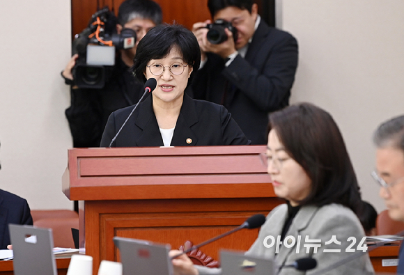 원민경 성평등가족부 장관이 28일 서울 여의도 국회애서 열린 성평등가족위원회의 성평등가족부 등에 대한 국정감사에서 업무보고를 하고 있다. [사진=곽영래 기자]