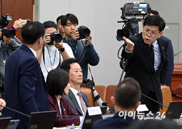 김준형 조국혁신당 의원과 이상휘 국민의힘 의원이 29일 서울 여의도 국회 국회운영위원회에서 열린 대통령비서실, 국가안보실 등에 대한 국정감사에 언쟁을 하고 있다. [사진=곽영래 기자]