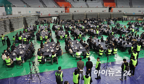 28일 서울 송파구 올림픽공원 핸드볼경기장에서 이태한 선거관리위원회 특별검사팀 관계자, 사무원, 참관단이 6·3 지방선거 투표용지 공개검증을 준비하고 있다. [사진=사진공동취재단 ]