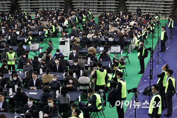 28일 서울 송파구 올림픽공원 핸드볼경기장에서 이태한 선거관리위원회 특별검사팀 관계자, 사무원, 참관단이 6·3 지방선거 투표용지 공개검증을 준비하고 있다. [사진=사진공동취재단 ]