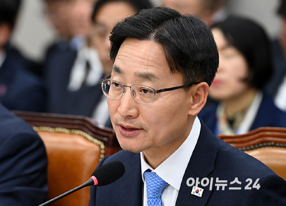 임광현 대통령비서실장이 29일 서울 여의도 국회 국회운영위원회에서 열린 대통령비서실, 국가안보실 등에 대한 국정감사에 출석해 질의에 답변하고 있다. [사진=곽영래 기자]